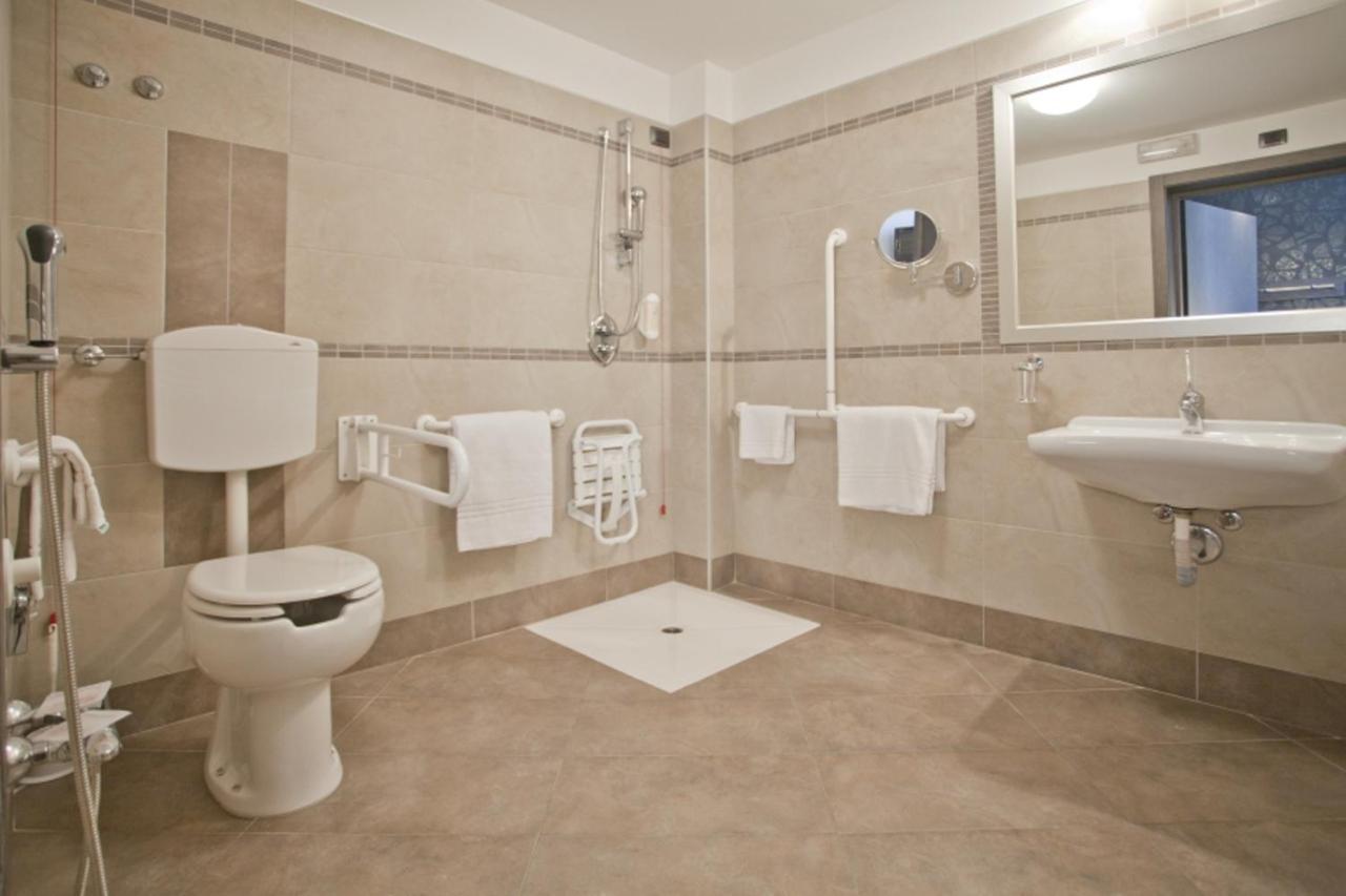 Chambre Double ou Lits Jumeaux - Accessible aux Personnes à Mobilité Réduite